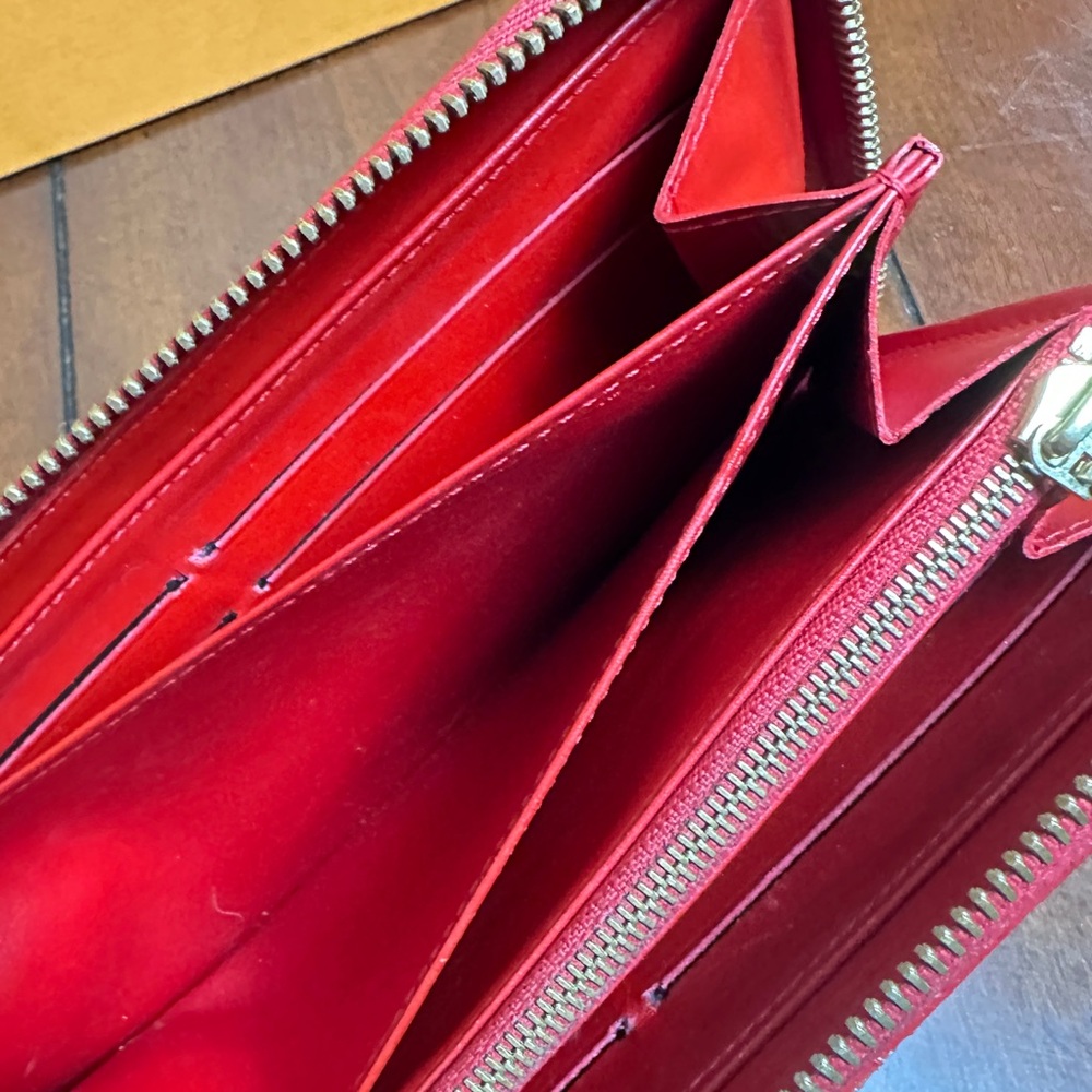 AUTHENTIC Louis Vuitton Vernis Zippy. Color:Red. - Picture 6 of 16